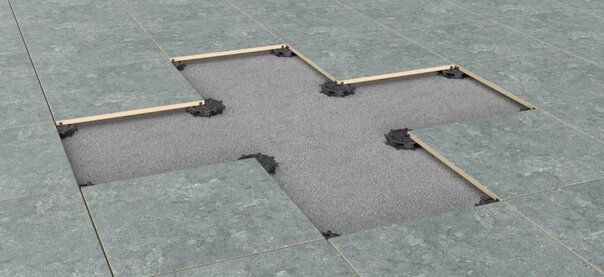 Visualización de terraza con suelo técnico sobre plots soporte regulables con uso de baldosas.