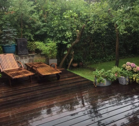 Foto durante la renovación de la terraza que fue realizada en tecnología tradicional de adhesivo