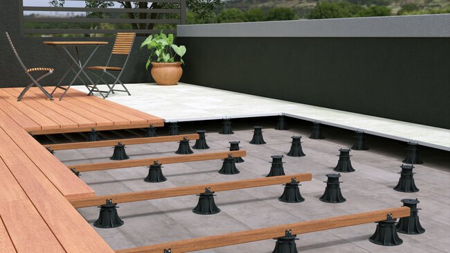 Sección de terraza con suelo técnico drenaje de agua después de la impermeabilización.