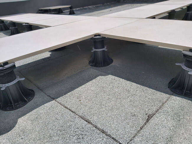 Fotografía que muestra un soporte de terraza de altura fija