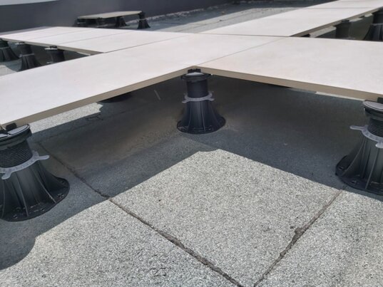 Fotografía que muestra un soporte de terraza de altura fija