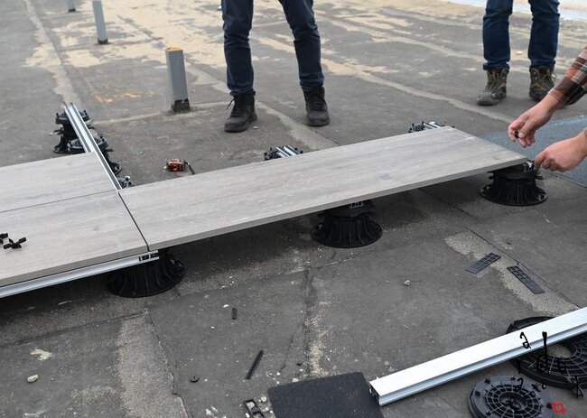 Foto mostrando terraza con suelo técnico durante el montaje con el uso de accesorios para el montaje de revestimientos verticales.