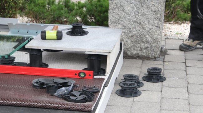 Fotografía que muestra la resistencia de la terraza con suelo técnico a las fuertes ráfagas de viento.