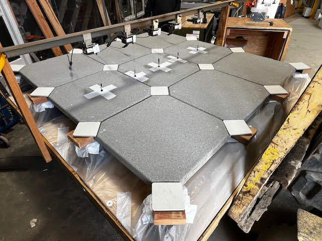 Fotografía de terraza con suelo técnico con baldosas cerámicas de 60x60x2 cm en el patio de una urbanización multifamiliar.