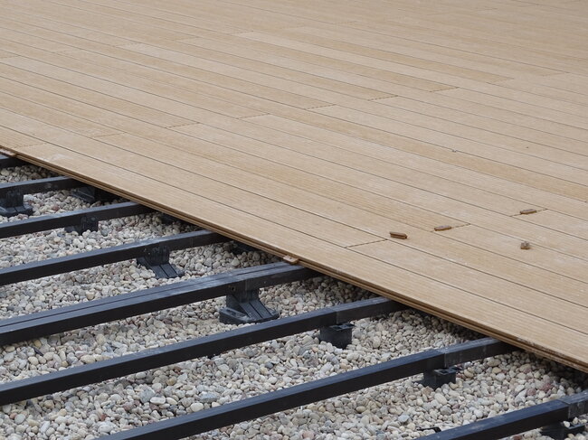 Fotografía de terraza con suelo técnico de tablas exóticas tipo hardwood.