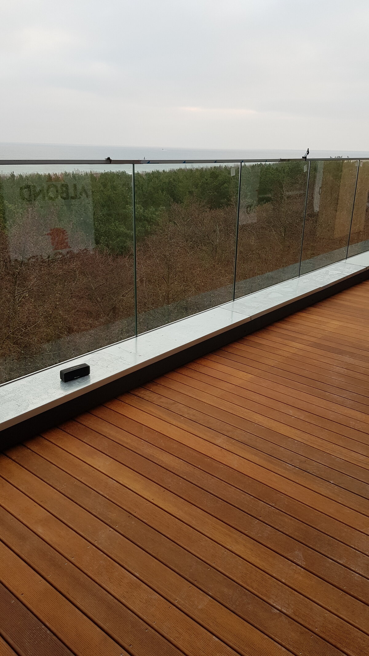 Visualización de terraza con suelo técnico con uso de rejillas bajo estructura DeckSafe y césped artificial.