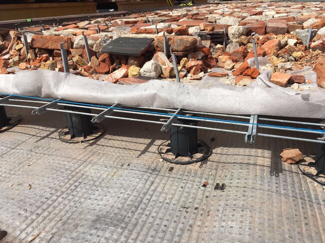 Fotografía de una fuente durante el montaje realizada en sistema de suelo técnico sobre plots soporte regulables MAX.