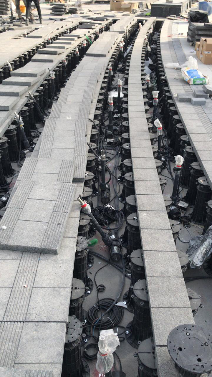 Fotografía de terraza con suelo técnico de baldosas cerámicas durante la instalación sobre plots soporte regulables STANDARD.