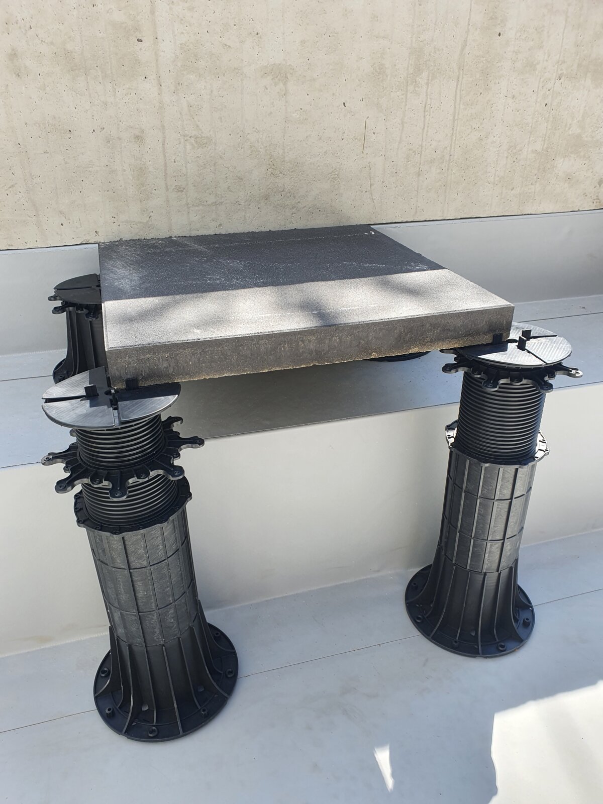 Foto de terraza con suelo técnico en azotea con uso de baldosas de hormigón y plots soporte regulables STANDARD.