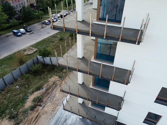 Foto de medición para determinar la altura de los plots soporte regulables necesarios.