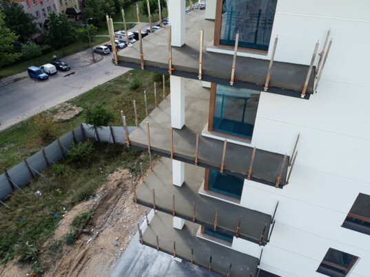 Foto de medición para determinar la altura de los plots soporte regulables necesarios.