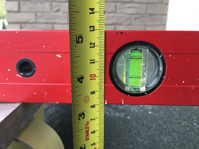 Foto durante el montaje de una terraza con suelo técnico con baldosas cerámicas de 2 cm en el balcón.
