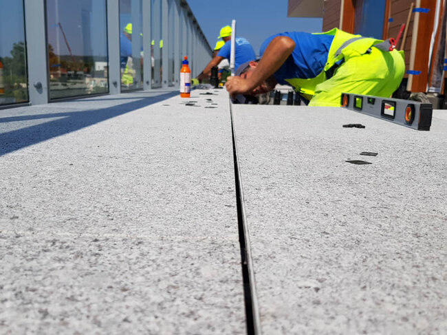 Montaje de baldosas de terraza en terraza con suelo técnico