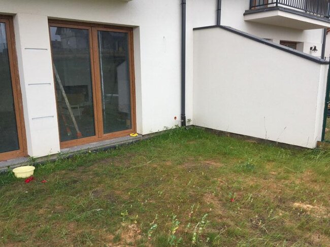 Trozos de césped sobre los que se realizará una terraza con suelo técnico
