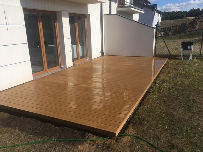 Terraza con suelo técnico terminada sobre el terreno realizada con plots soporte regulables solver