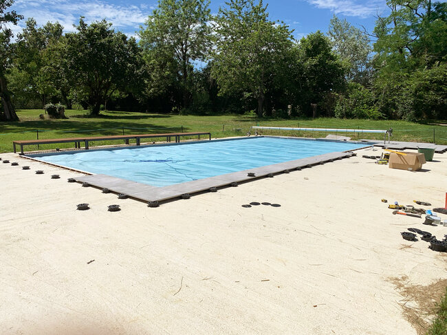 Terraza sobre el suelo con solera y piscina construida con baldosas sobre plots soporte regulables solver