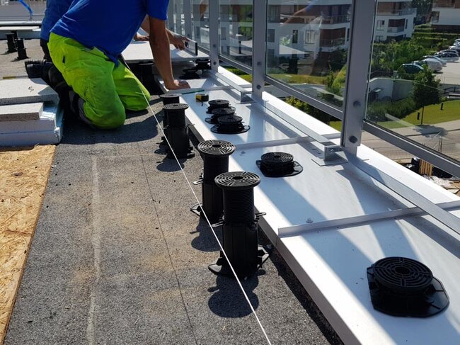 Montaje rápido de plots soporte de terraza con baldosas en la terraza