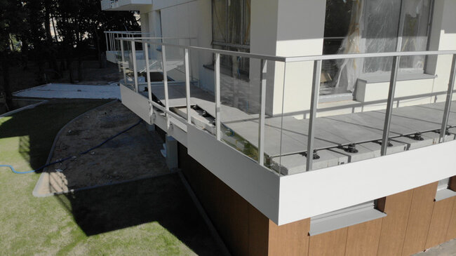 Terraza con baldosas sobre plots soporte regulables estándar en una gran inversión