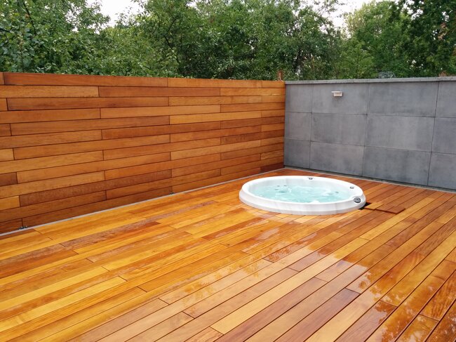 Jacuzzi en terraza con suelo técnico con tablas de madera