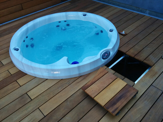 Jacuzzi en terraza con suelo técnico
