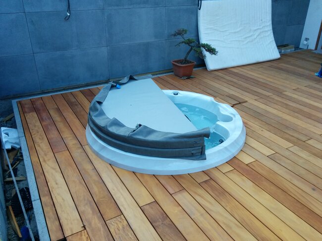 Baldosas de gres colocadas sobre plots soporte regulables de terraza
