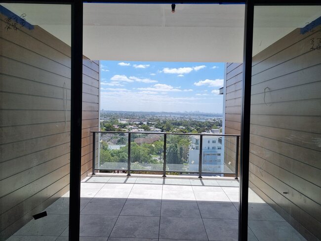 Terraza con suelo técnico sobre el terreno con madera