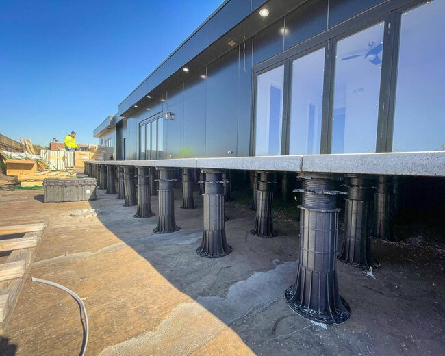 Altos plots soporte de terraza que forman la estructura de una terraza con suelo técnico sobre el terreno.