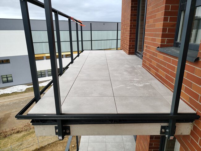 Terraza con suelo técnico sobre vigas en una inversión hotelera