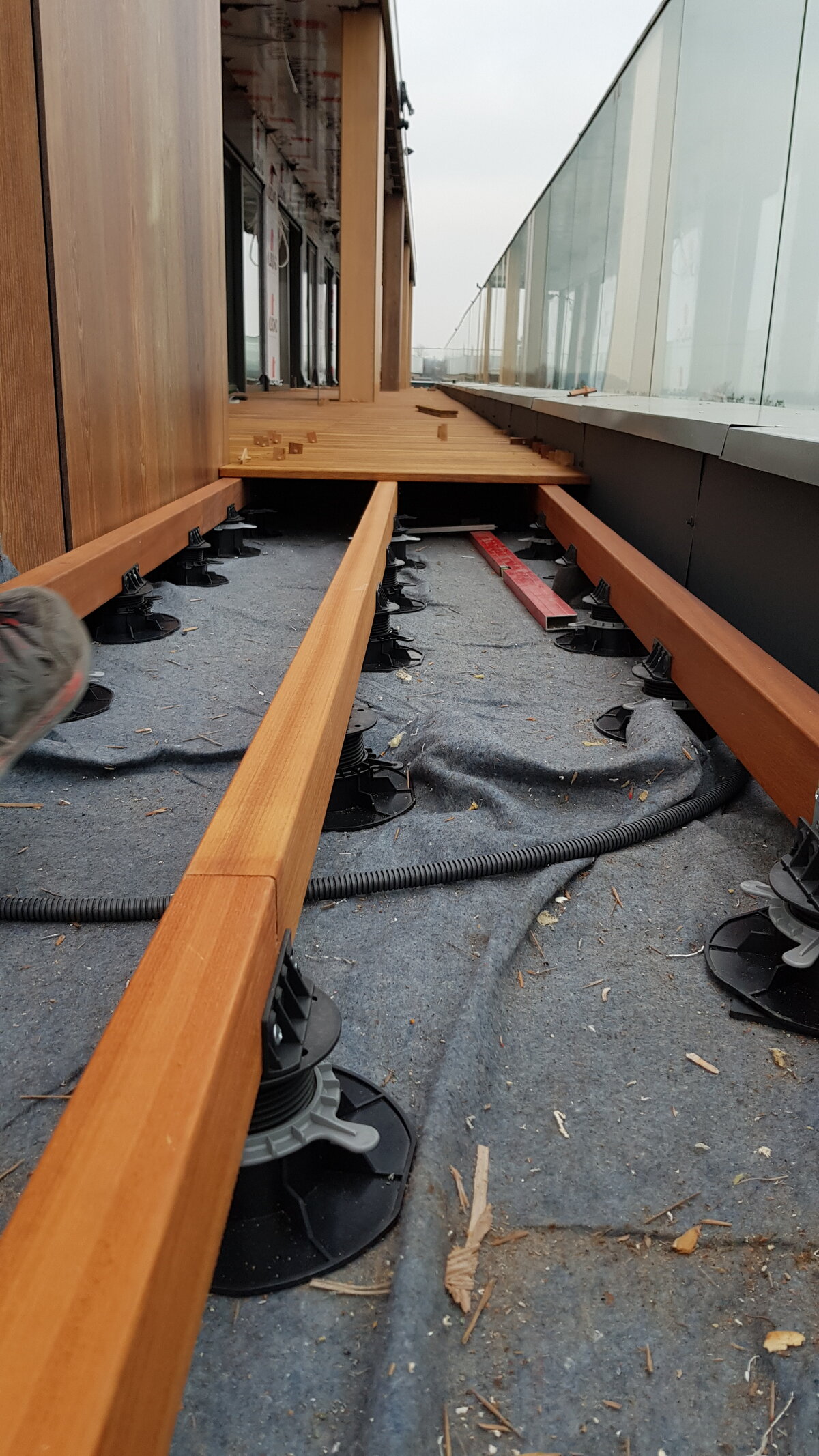 Instalaciones realizadas bajo la terraza del hotel con plots soporte