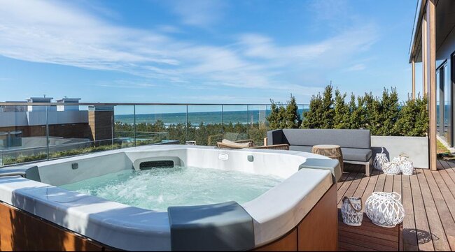Jacuzzi en la azotea transitable con vistas al mar