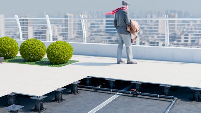 Additional wind protection on a high rooftop terrace