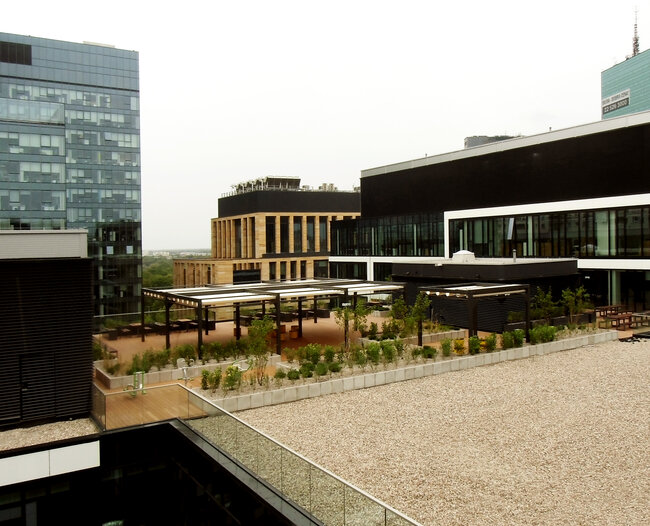 Vista de la terraza en la azotea en el espacio útil entre edificios de oficinas