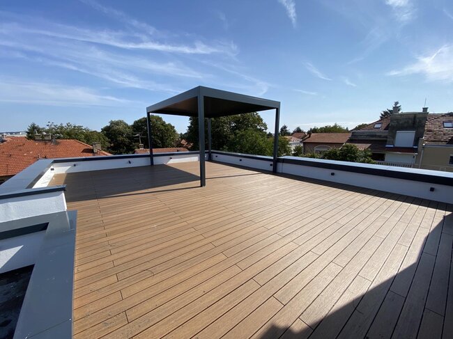 Terraza de azotea de composite con cubierta de pérgola.