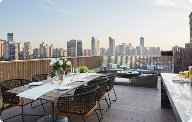 Terraza en la azotea de estilo moderno con vistas a la ciudad.