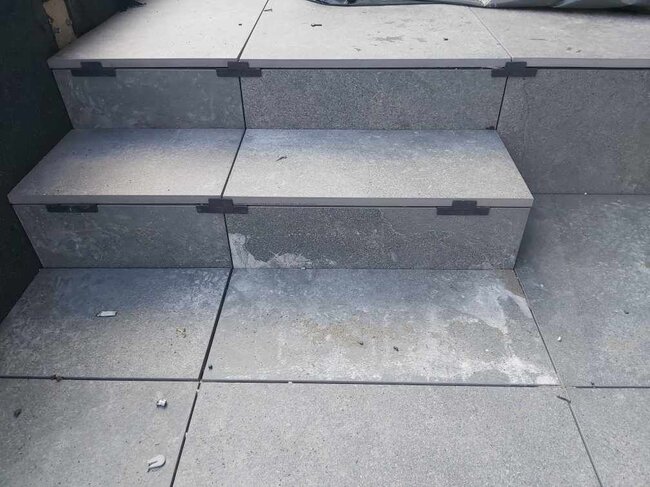 Escaleras con baldosas de terraza sobre clips de acabado.