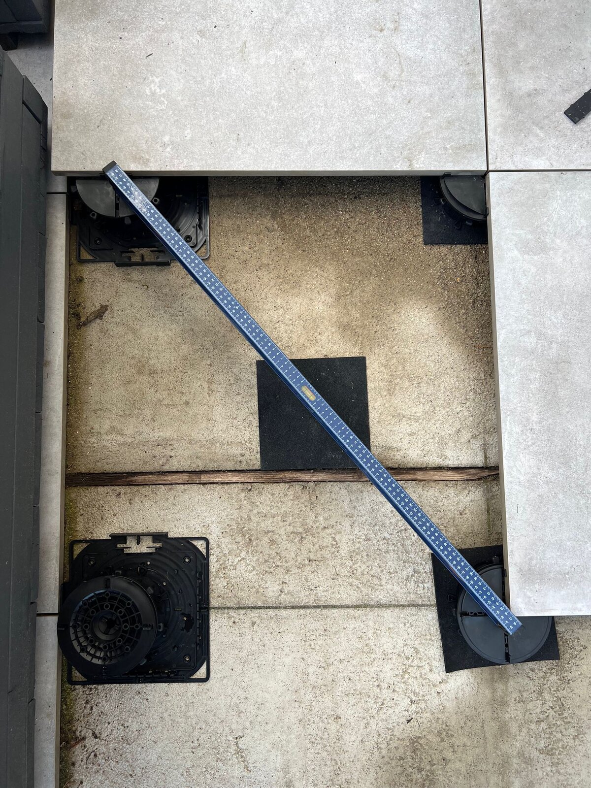 Construcción de una gran terraza con tablas de composite sobre una base.