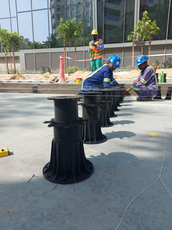 Nivelación de plots soporte de terraza en la obra.