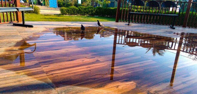 Problema con el drenaje del agua en una terraza de aspecto madera.
