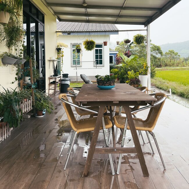 Cubierta terraza de madera con agua estancada después de la lluvia.