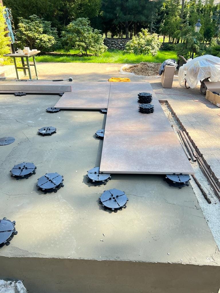 Montaje de terraza con suelo técnico sobre soportes regulables.
