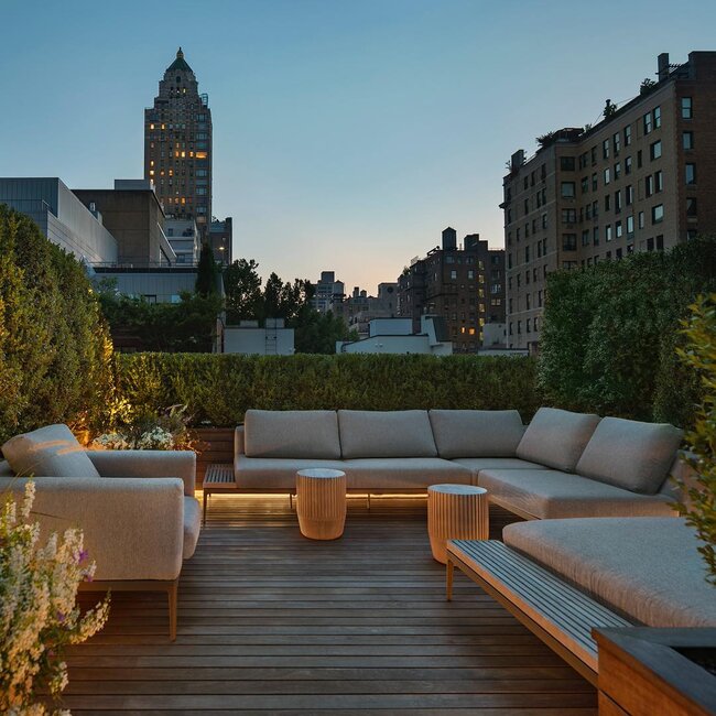 Terraza exclusiva con vistas en la azotea del edificio con suelo de madera.