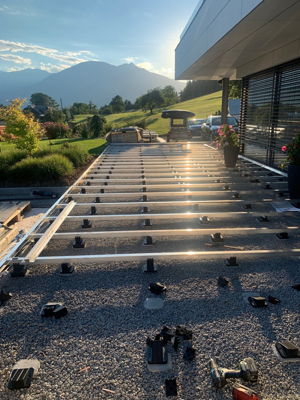 Montaje de vigas de aluminio sobre plots soporte regulables de terraza.