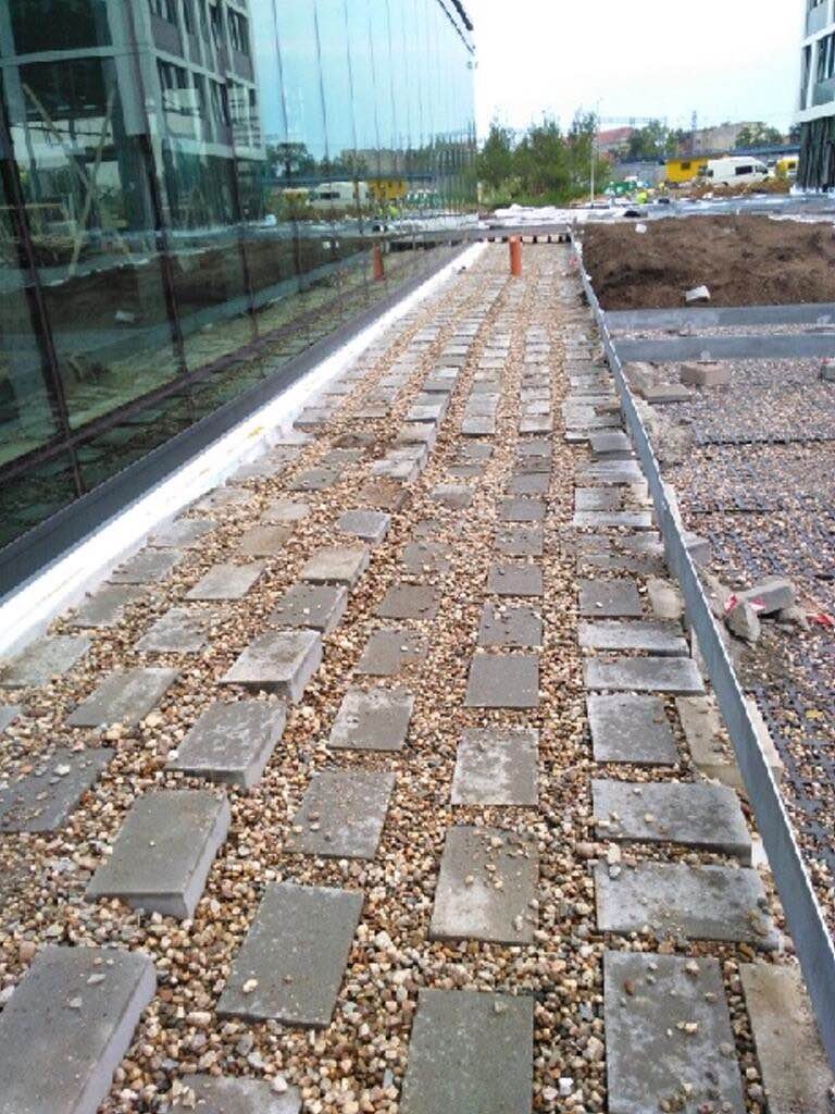 Preparación de la base con grava y bloques para terraza con suelo técnico