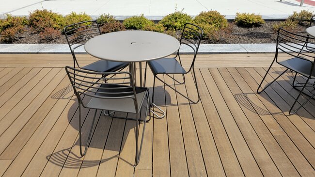 Muebles de jardín en terraza con tablón compuesto