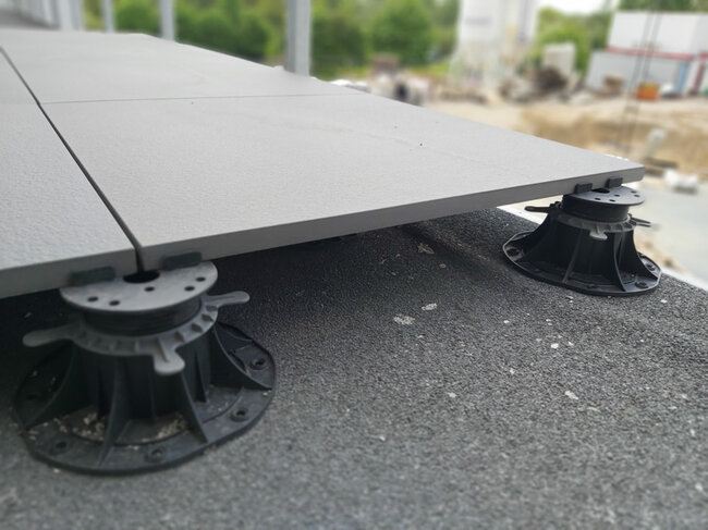 Terraza con suelo técnico sobre plots soporte.