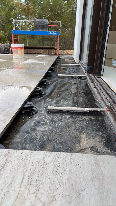 Colocación de baldosas de terraza Standard LE SH sobre plots soporte regulables junto a la piscina
