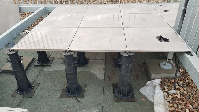 Montaje de baldosas de terraza Max SH SBR sobre plots soporte regulables de terraza