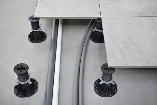 Instalación de agua o electricidad instalada debajo de una terraza con suelo técnico