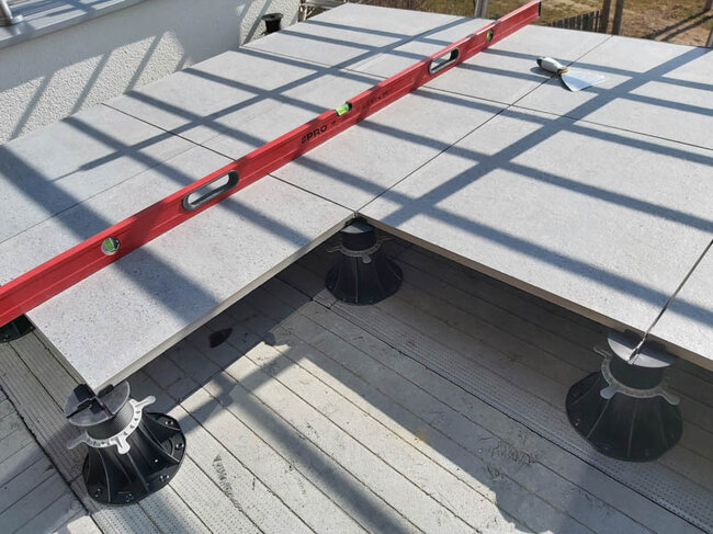 Baldosas en terraza con suelo técnico en terraza plana