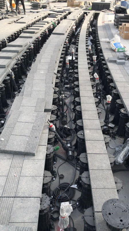 Rejillas con carga mantenidas por plots soporte de terraza